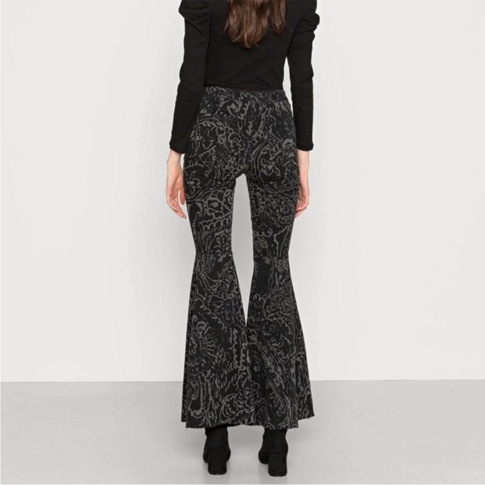 Free People Just Float On Printed Flare Jeans Stretch Black Onyx Print Combo 28 - Picture 4 of 10